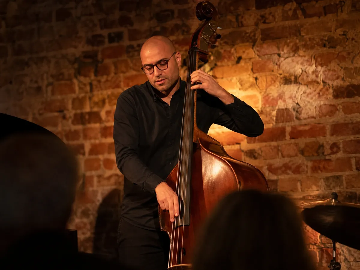 Kontrabassist spielt im Jazzclub, Konzerte gelten meist als freiberufliche Tätigkeit