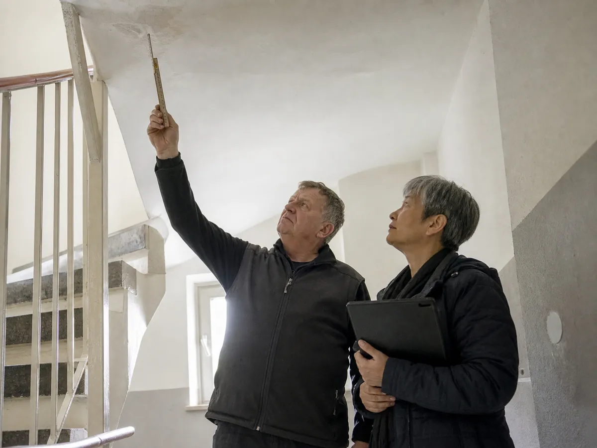 Bausachverständiger begutachtet für eine Hausverwaltung einen Wasserschaden im Treppenhaus