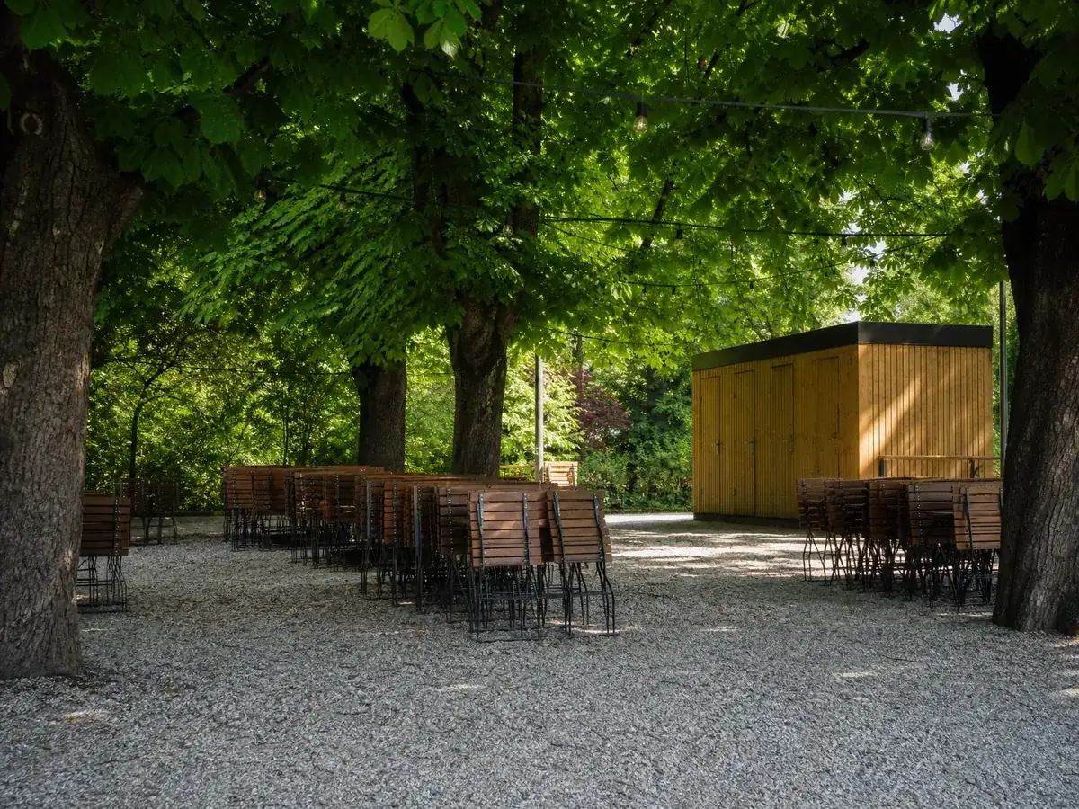 Leerer Biergarten mit Toilettencontainer, Ausstattung und Außenfläche müssen genehmigt werden