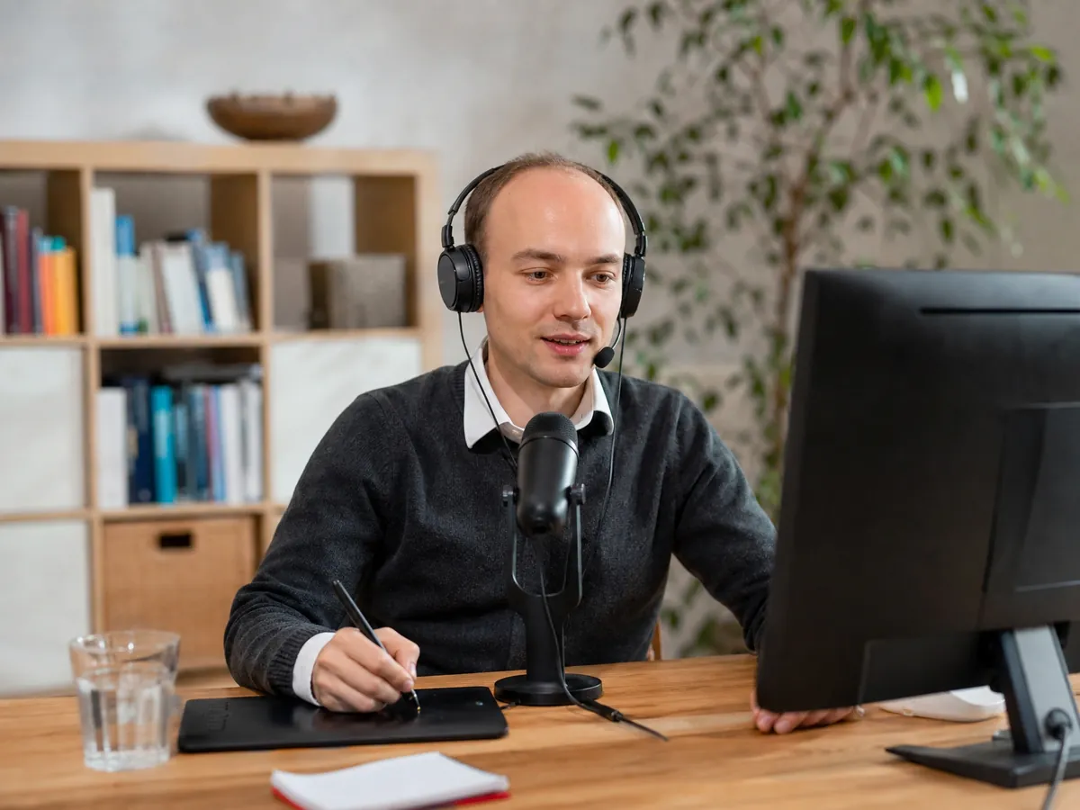 Dozent unterrichtet live online, bei Onlinekursen ist das Fernunterrichtsschutzgesetz zu prüfen