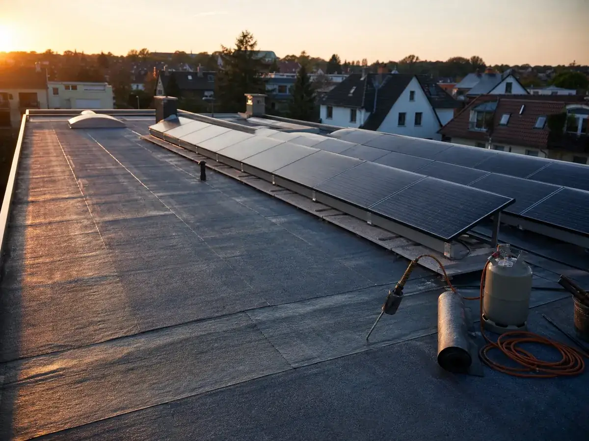 Flachdach mit neuer Abdichtung und Solarmodulen als Spezialisierung für Dachdecker
