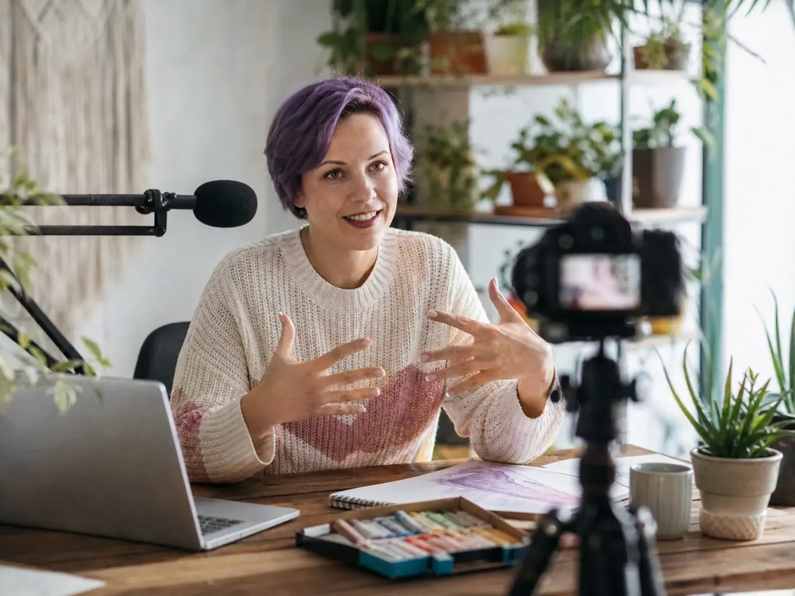 Digitale Produkte verkaufen: Kreative nimmt an ihrem Schreibtisch mit Kamera und Mikrofon einen Onlinekurs auf