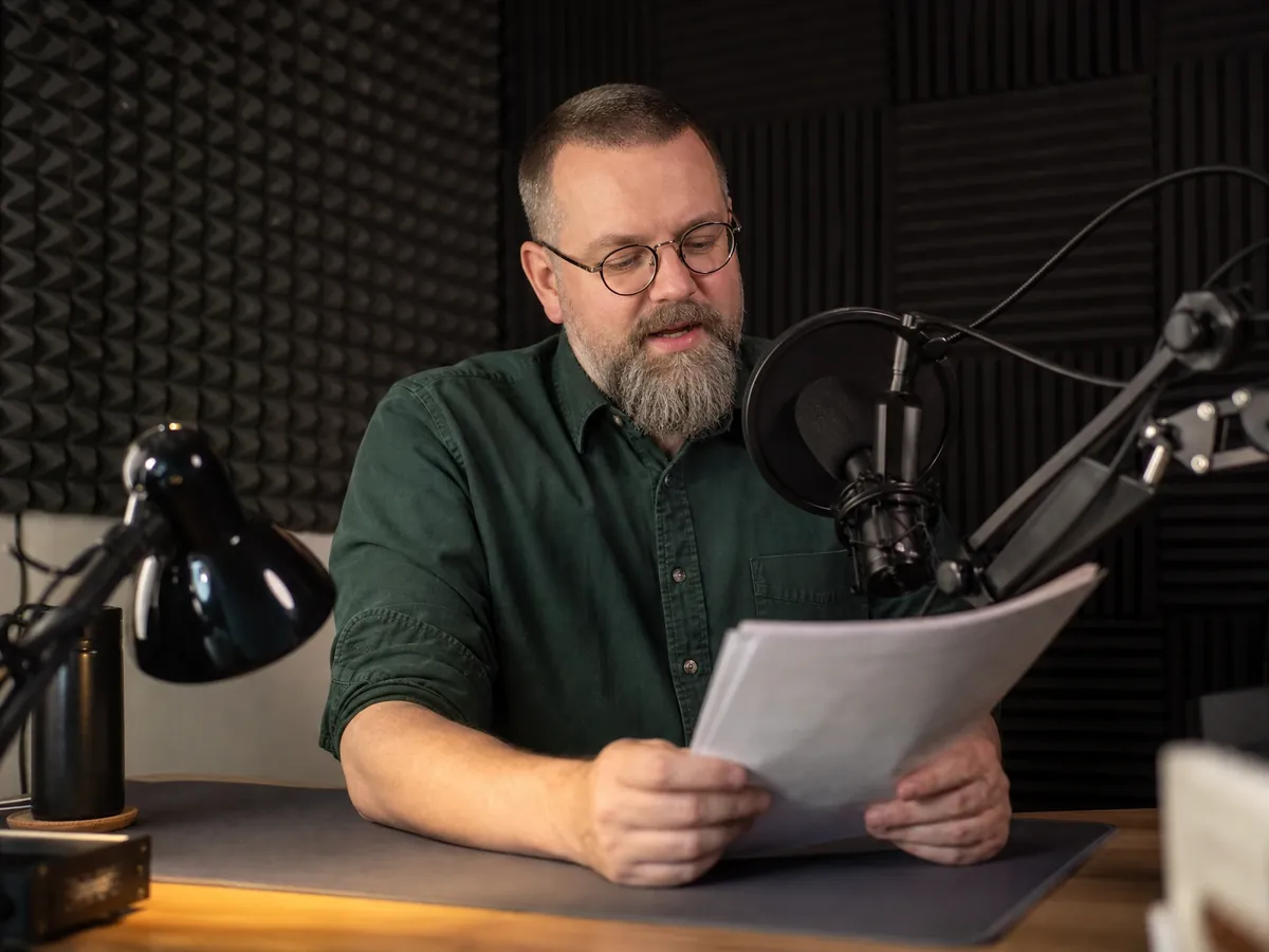 Autor nimmt in seinem Heimstudio ein Hörbuch auf, das er als digitales Produkt verkauft