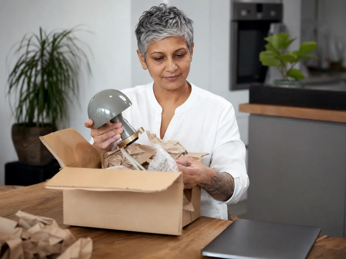 Onlinehändlerin prüft eine Rücksendung, denn beim Dropshipping ist sie selbst die Verkäuferin