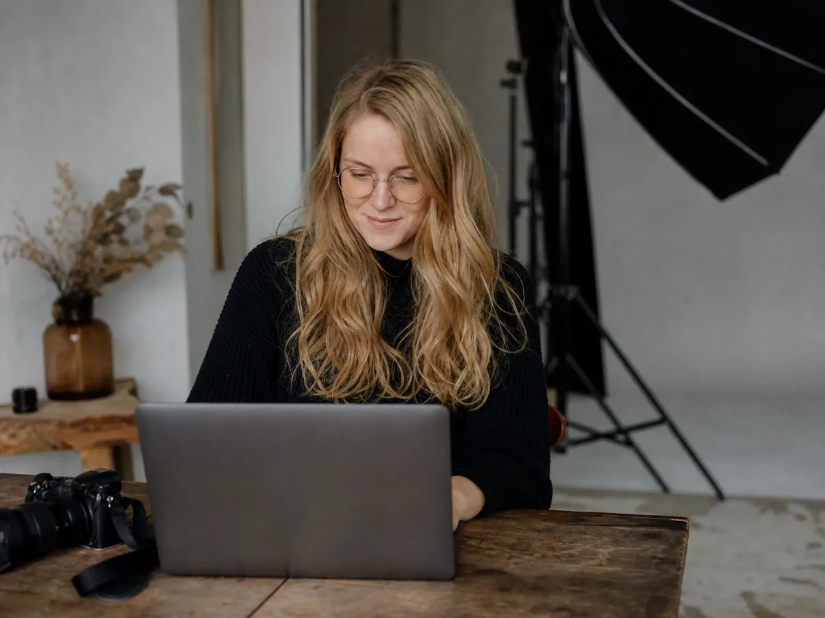 Selbstständige Fotografin überarbeitet in ihrem Studio die Datenschutzerklärung ihrer Website