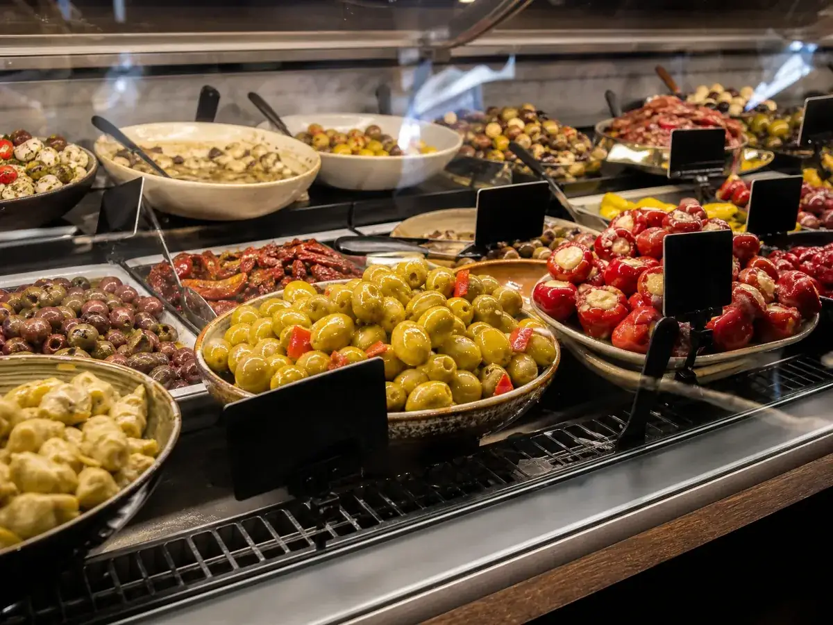 Feinkosttheke mit offener Ware wie Oliven und Salaten, die auch ohne Etikett gekennzeichnet sein muss