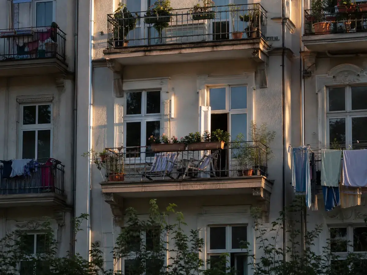 Mehrfamilienhaus in der Innenstadt – ob hier eine Ferienwohnung erlaubt ist, regeln Stadt und Bauamt