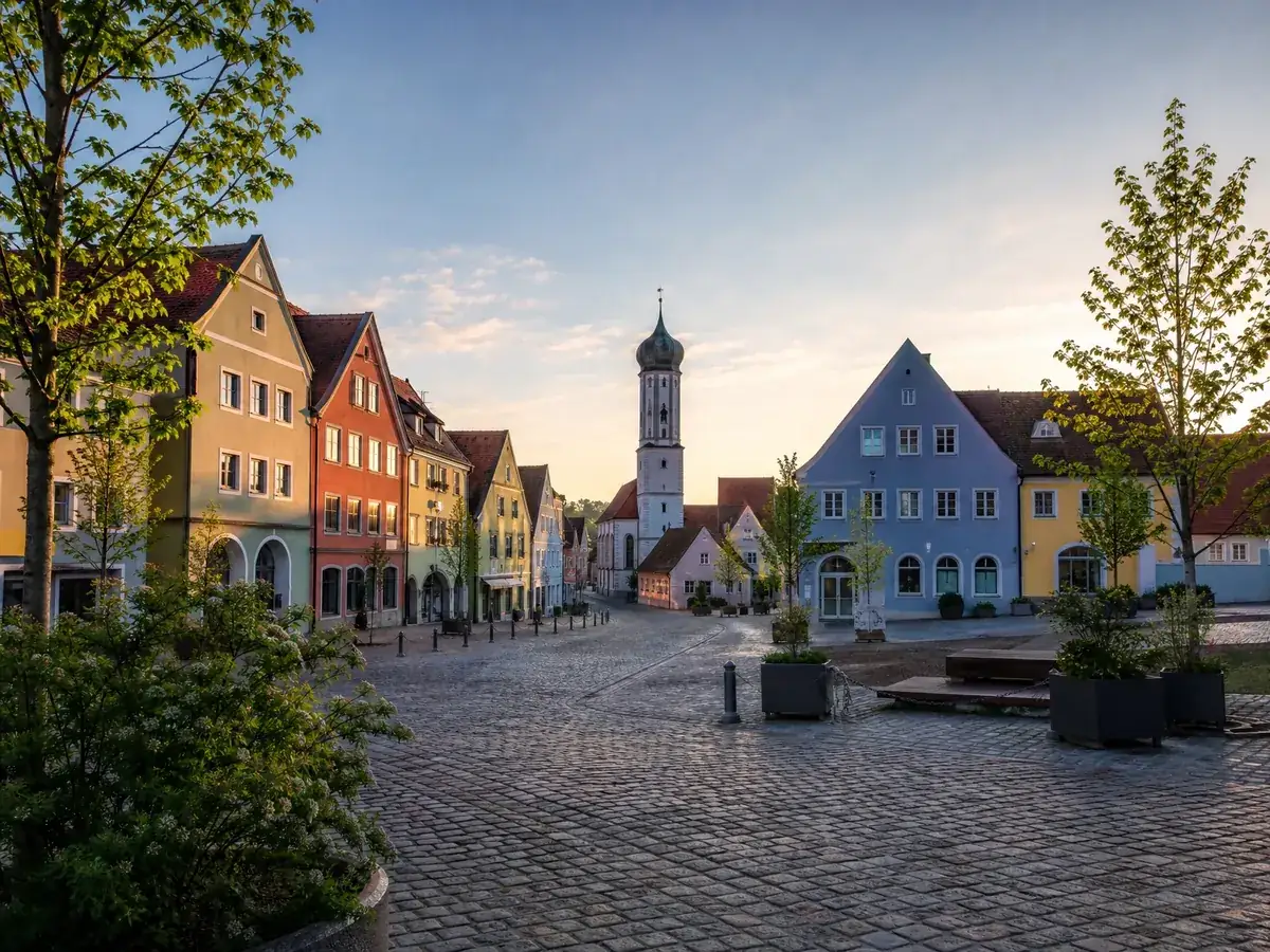 Marktplatz einer bayerischen Kleinstadt – jedes Bundesland hat eigene Förderprogramme für Gründer