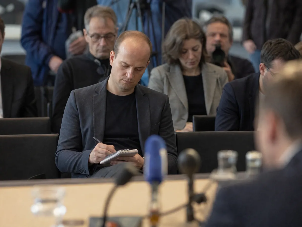 Freier Journalist schreibt bei einer Pressekonferenz mit – auch ohne Presseausweis möglich