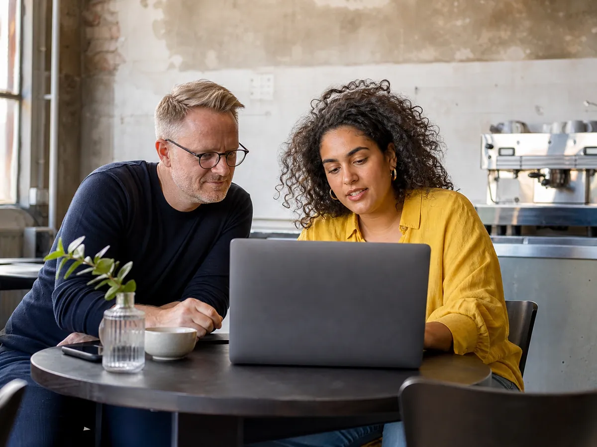 Gründerin erarbeitet mit ihrem Coach im künftigen Café den Finanzplan, ergänzend zum IHK-Seminar