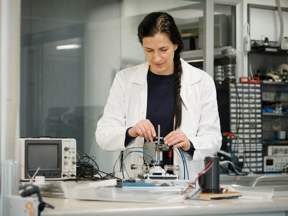Gründerin testet in einem kleinen Labor in Potsdam einen Sensor für ihr innovatives Produkt