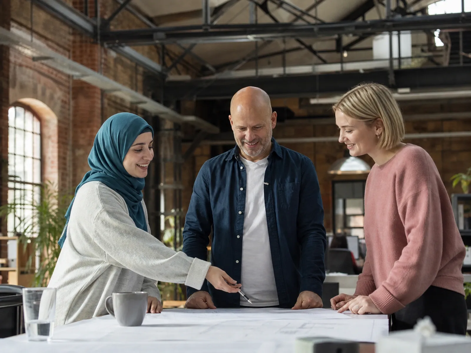 Gründungsförderung in NRW: Gründerteam in einer umgebauten Backstein-Industriehalle