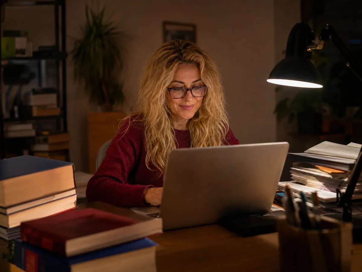 Selbstständige Übersetzerin erledigt abends ihre Steuererklärung im Homeoffice