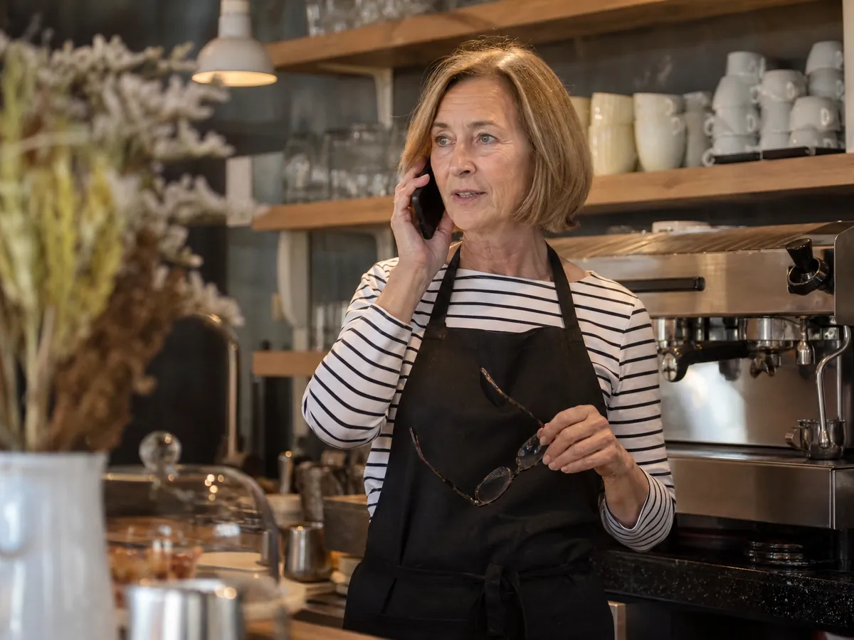 Inhaberin einer Kaffeebar meldet der Agentur für Arbeit telefonisch eine Änderung