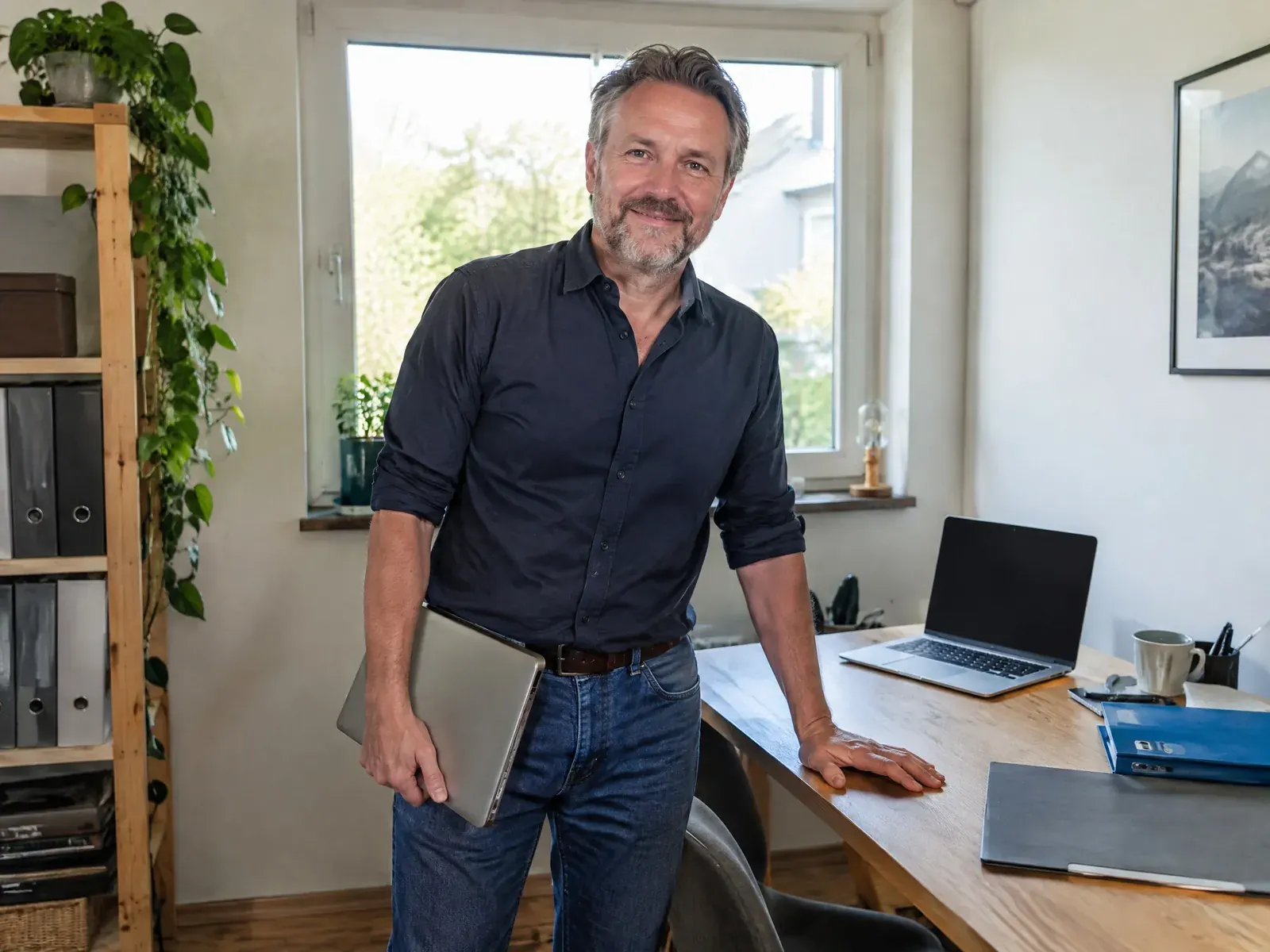 Ich-AG und Gründungszuschuss: Gründer in seinem Arbeitszimmer mit Laptop und Ordnern