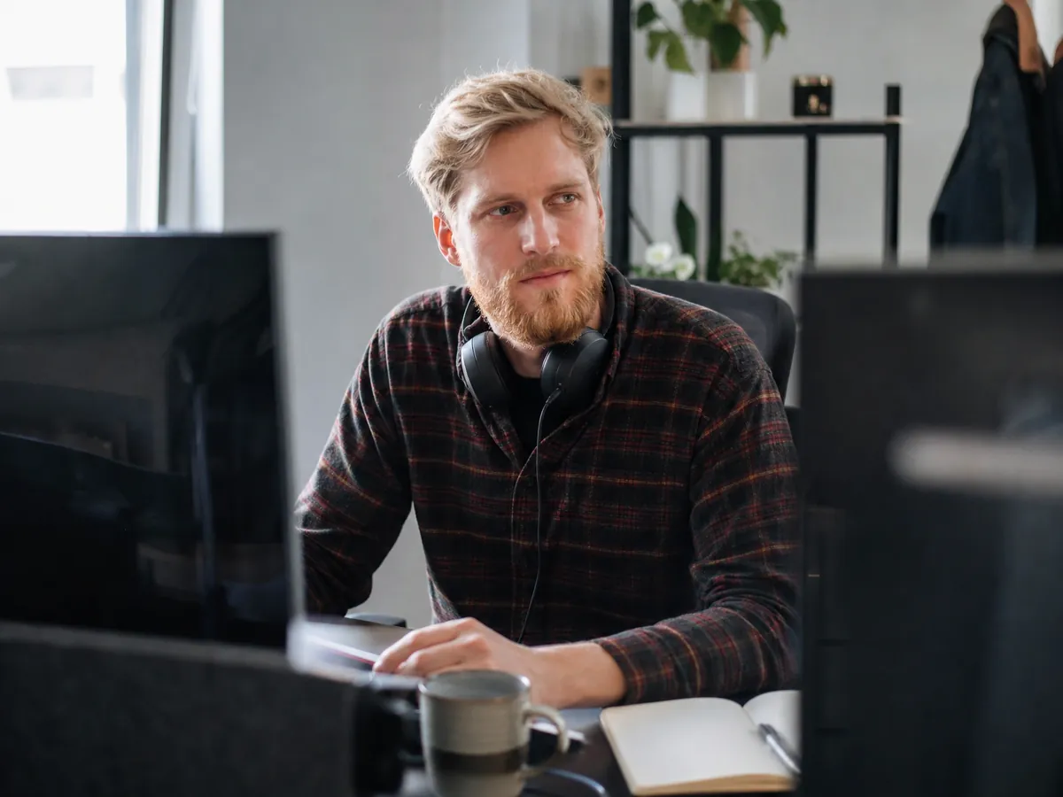 Entwickler arbeitet im Startup-Büro an der Software, dem größten Kostenblock der Gründung