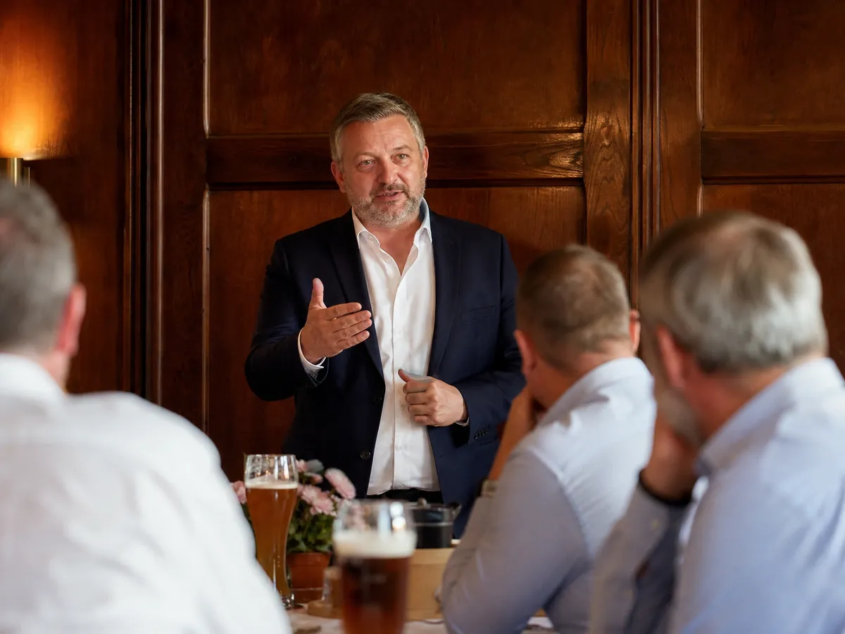 Rechtsanwalt hält vor Unternehmern einen Vortrag, um erste Mandanten zu gewinnen