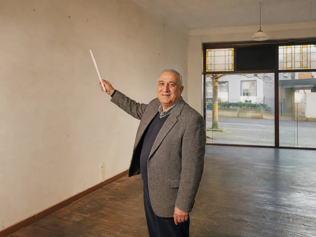 Gründer plant im leeren Ladenlokal die Investitionen für sein künftiges Antiquariat