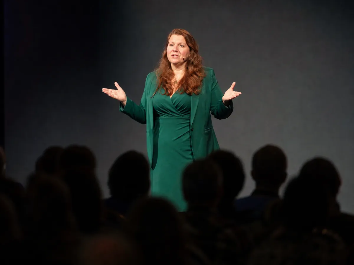 Keynote Speakerin hält auf einer Kongressbühne den Eröffnungsvortrag