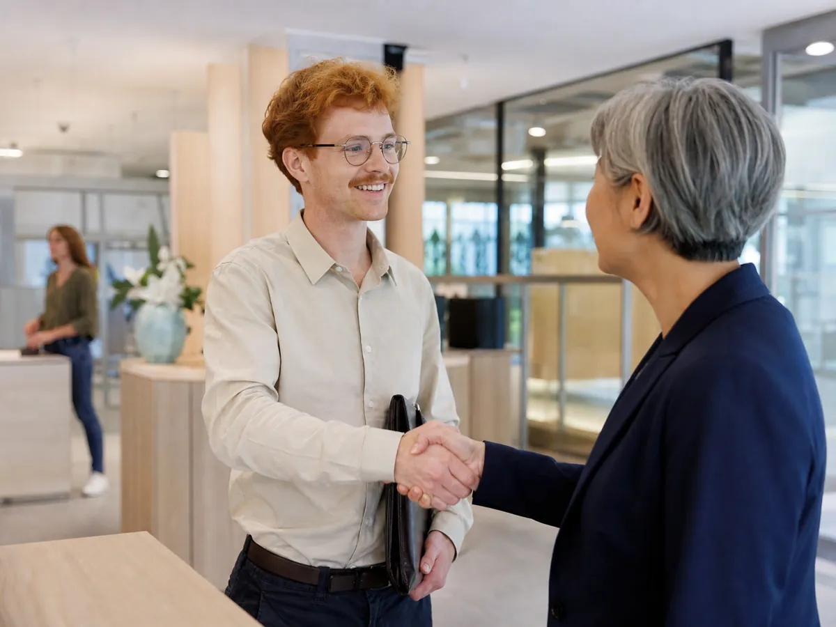 Junger Tischler beantragt mit seinem Businessplan bei der Hausbank den KfW-Gründerkredit