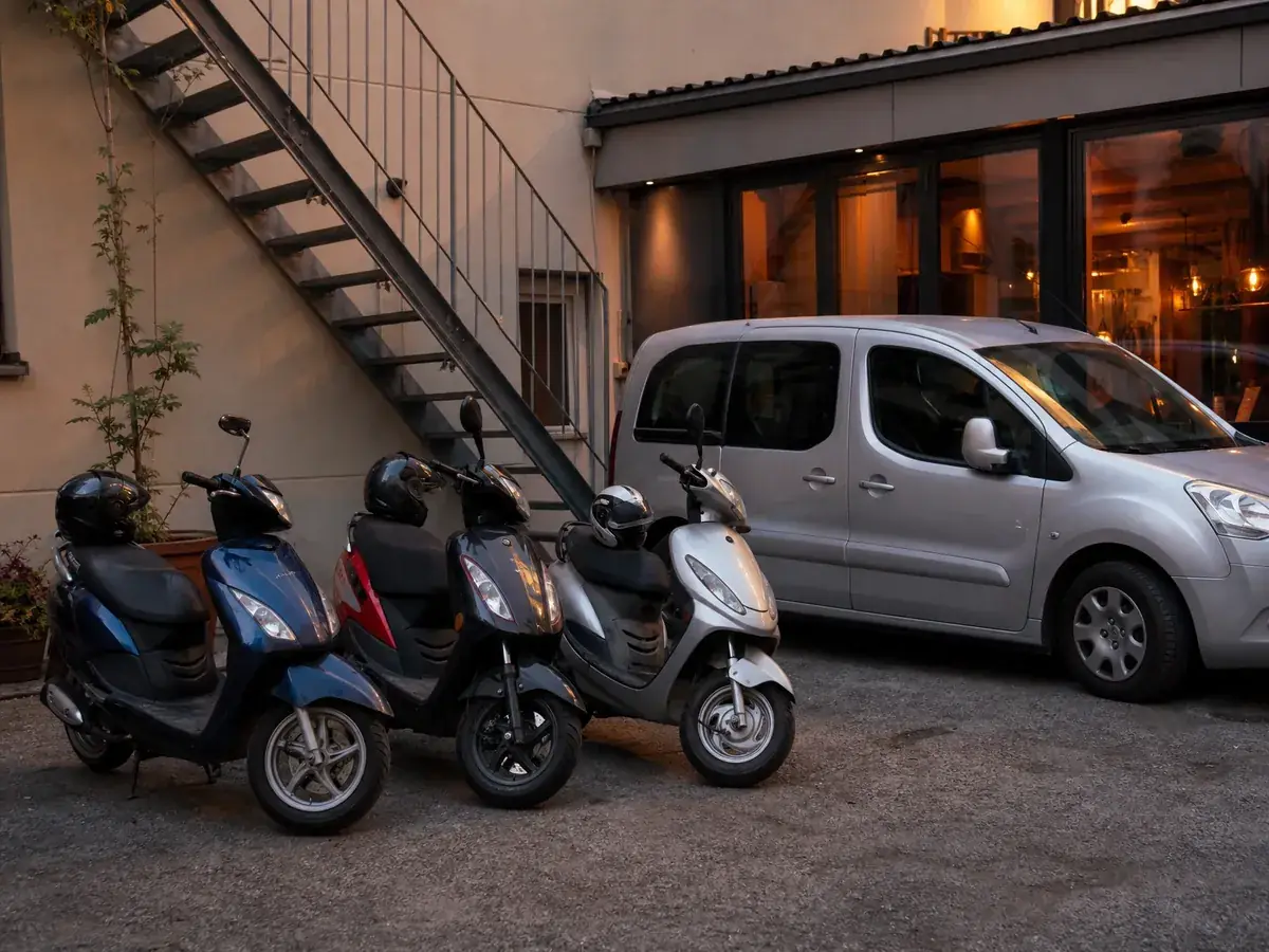 Lieferroller und Kombi eines Lieferservice, die eine passende Kfz-Versicherung brauchen