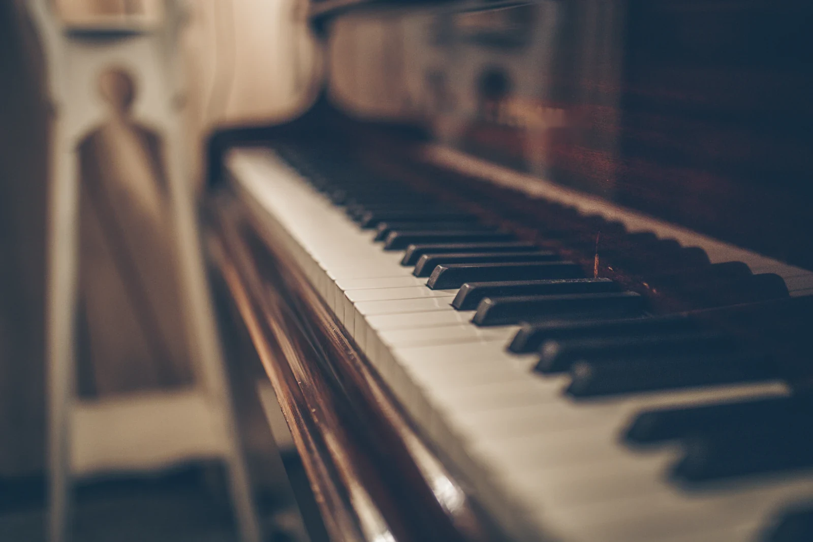 Nahaufnahme der Tastatur eines Klaviers aus dunklem Holz