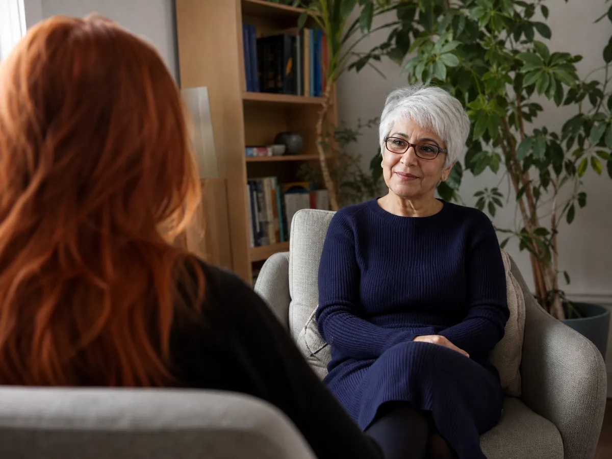 Psychotherapeutin im Gespräch mit einer Klientin in ihrem ruhigen Praxisraum