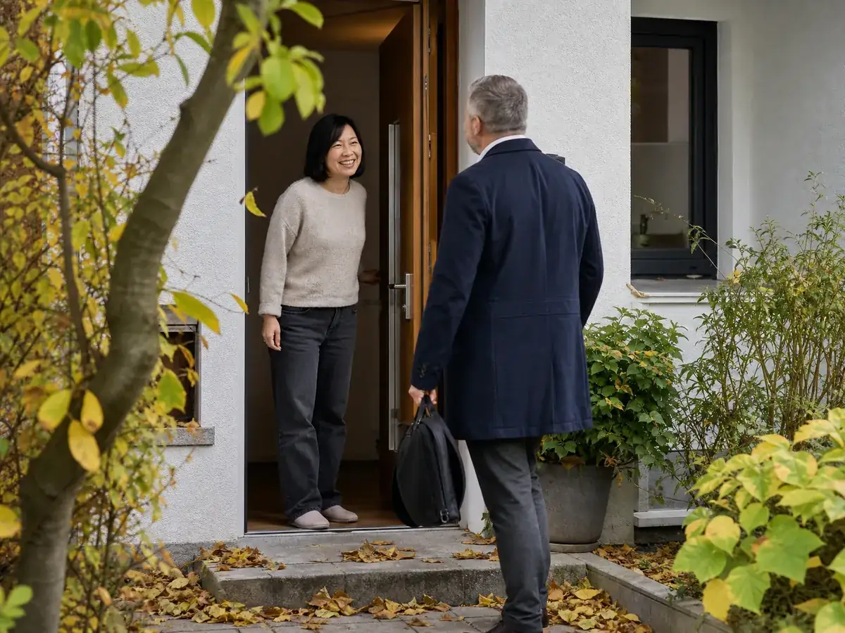 Mobiler Reiseberater besucht eine Kundin zu Hause, ein günstiger Start ohne Ladenlokal