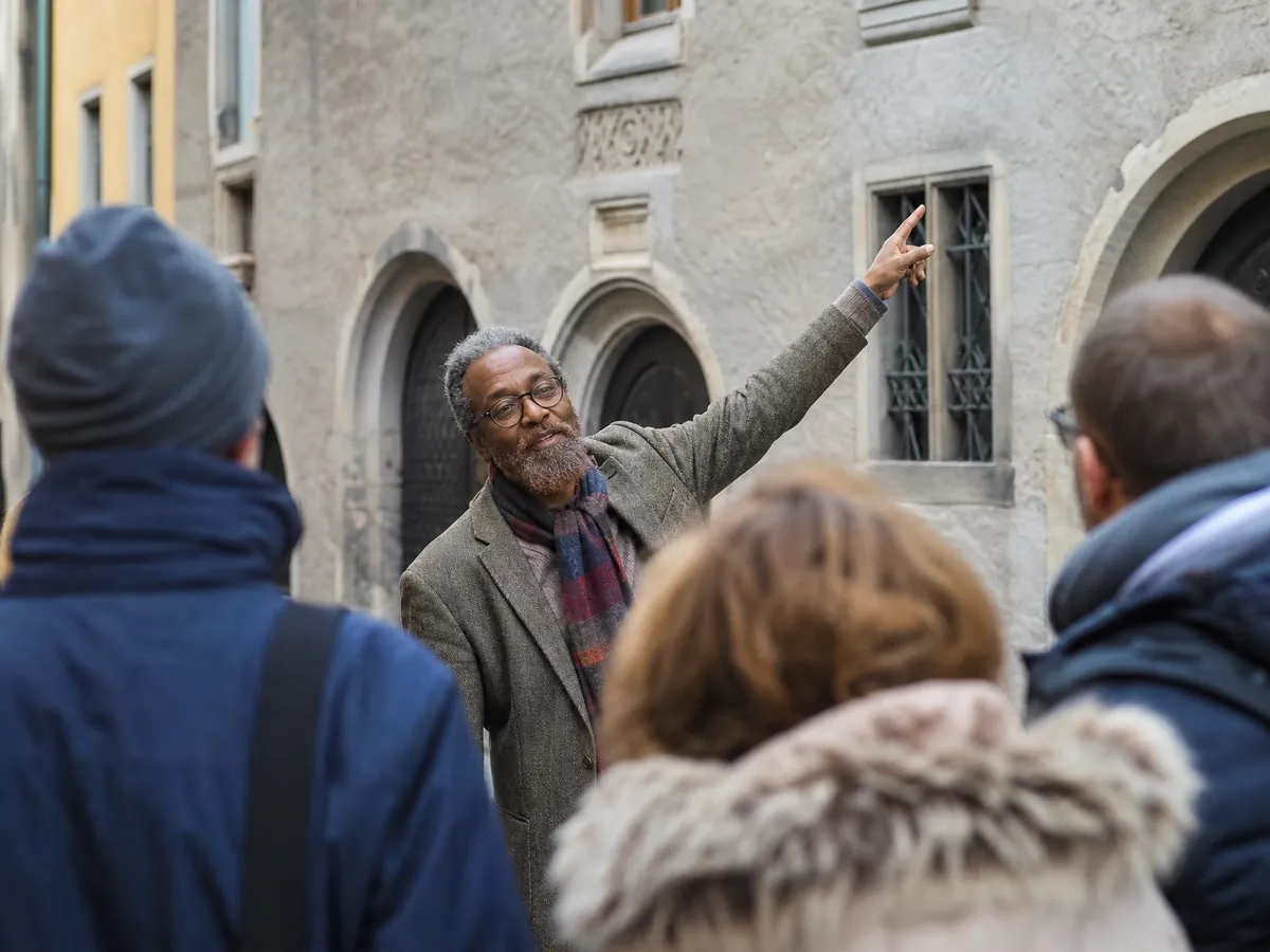 Rentner führt als selbstständiger Stadtführer eine Gruppe durch die Altstadt von Regensburg