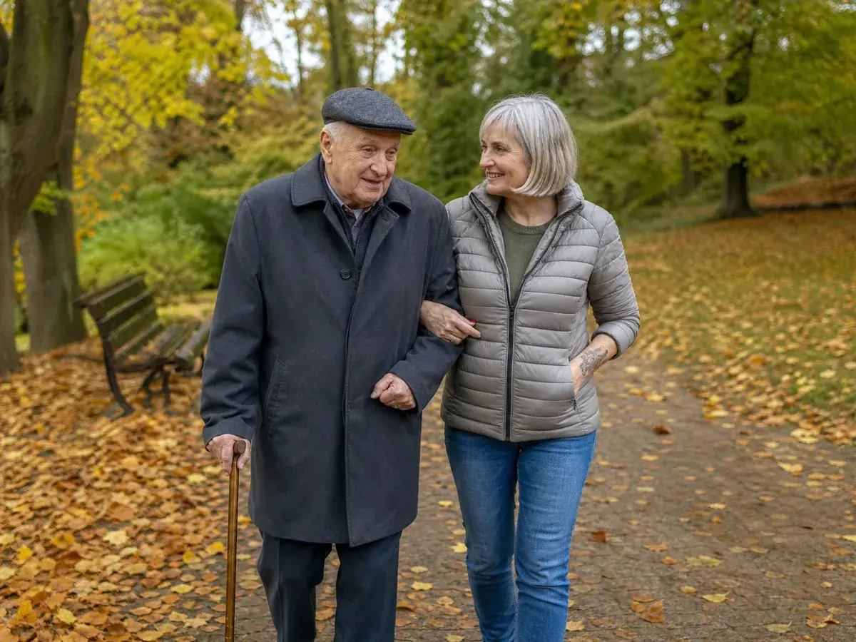 Alltagsbegleiterin geht mit einem Senior spazieren, abgerechnet über den Entlastungsbetrag