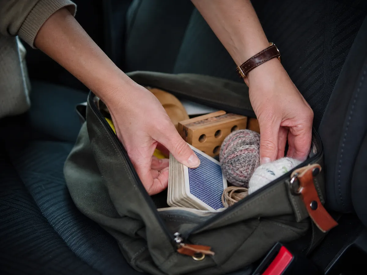 Hände packen eigene Materialien für die Seniorenbetreuung ein, ein Zeichen echter Selbstständigkeit