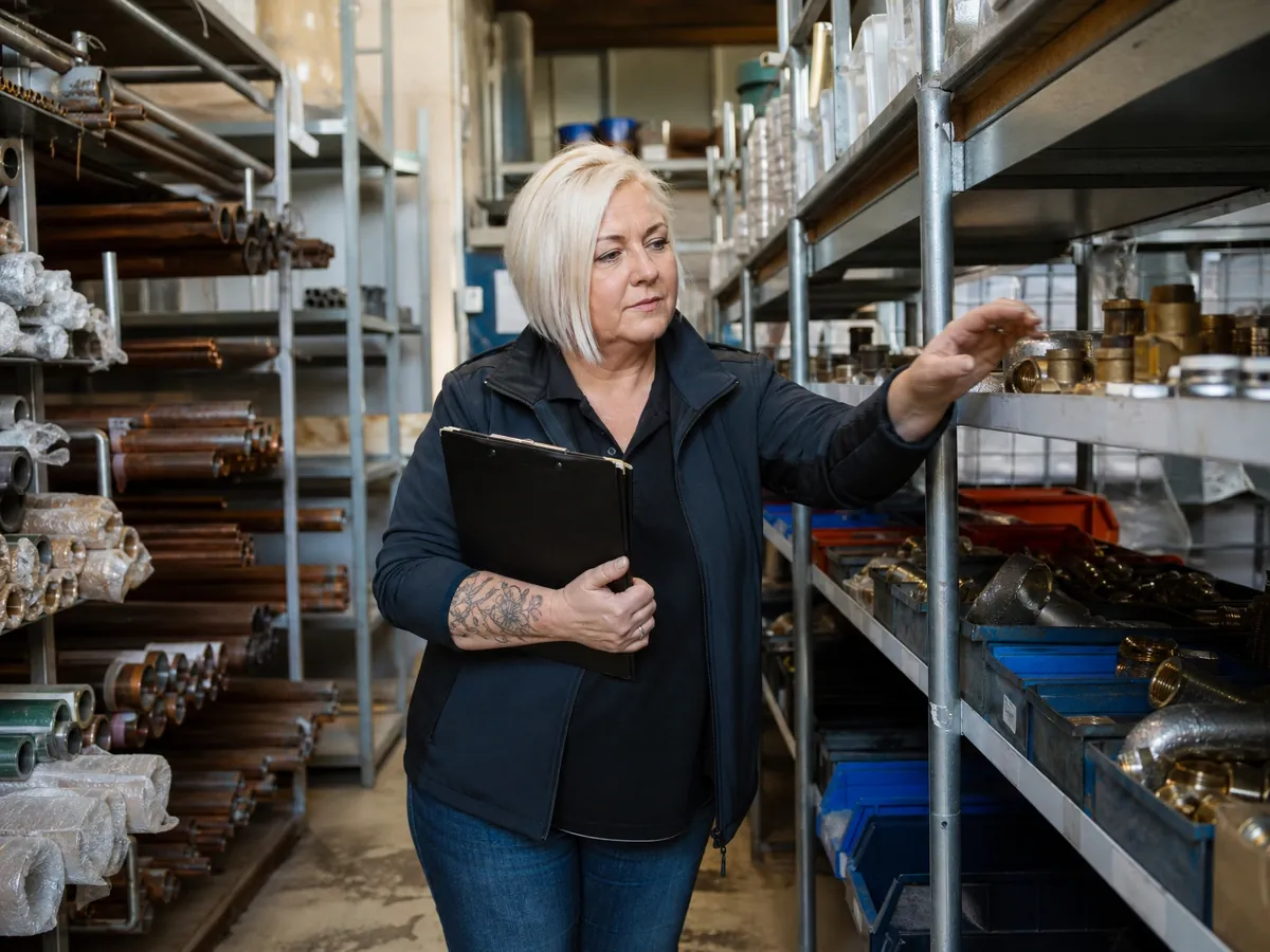 Interessentin prüft das Materiallager eines SHK-Betriebs, um den Wert vor der Übernahme einzuschätzen