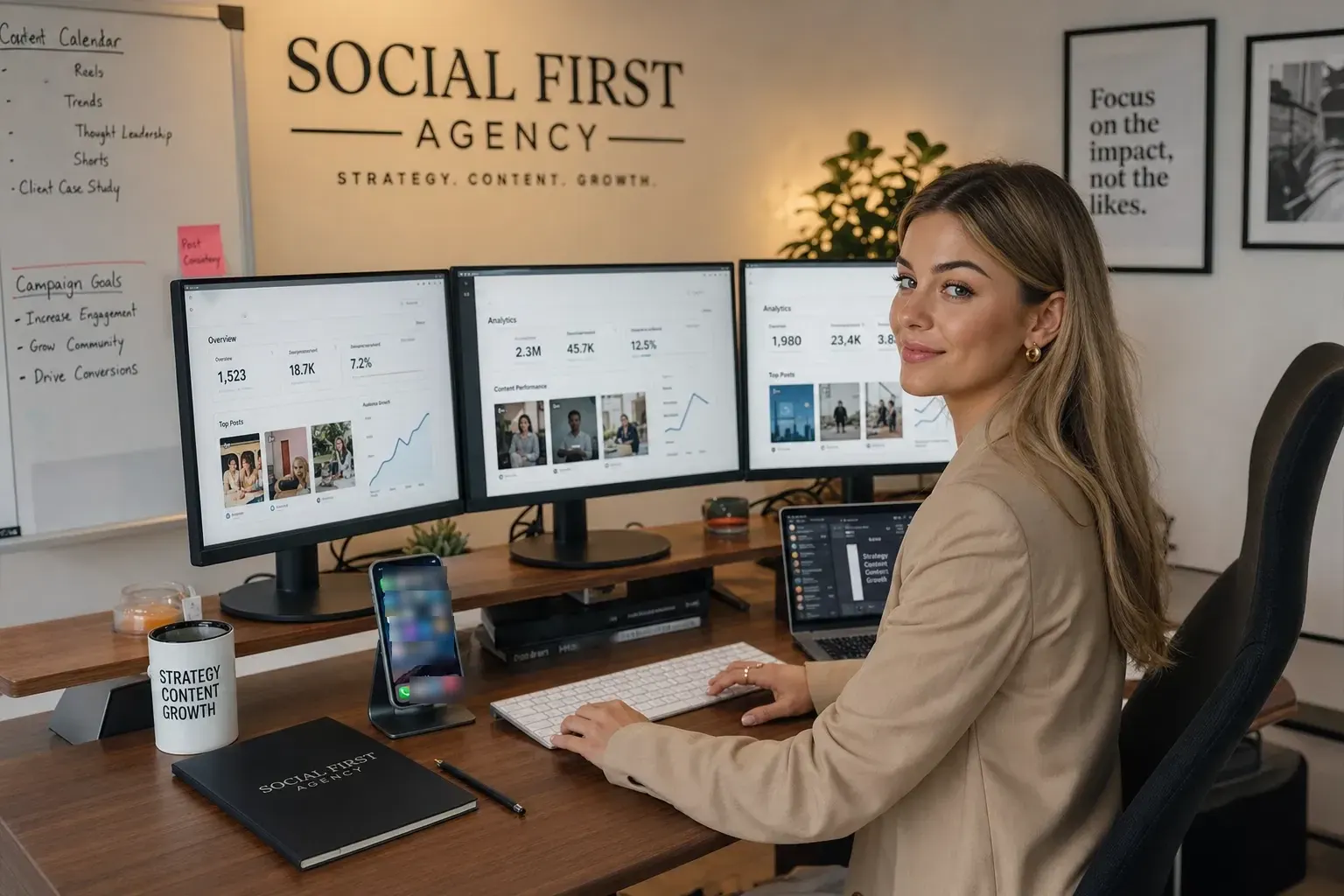 Gründerin einer Social Media Agentur an ihrem Schreibtisch mit drei Monitoren voller Kanal-Auswertungen, an der Wand ein Redaktionsplan
