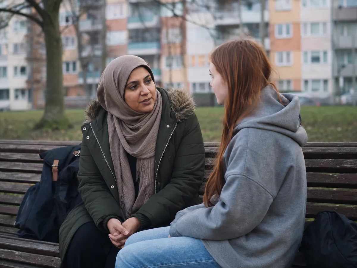 Freiberufliche Sozialpädagogin spricht im Rahmen einer ambulanten Hilfe mit einer Jugendlichen
