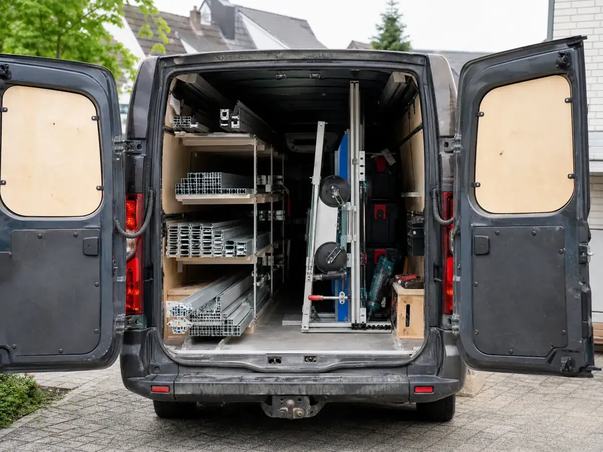 Transporter mit Profilen, Plattenheber und Akkuwerkzeug, dem größten Posten beim Start einer Trockenbaufirma