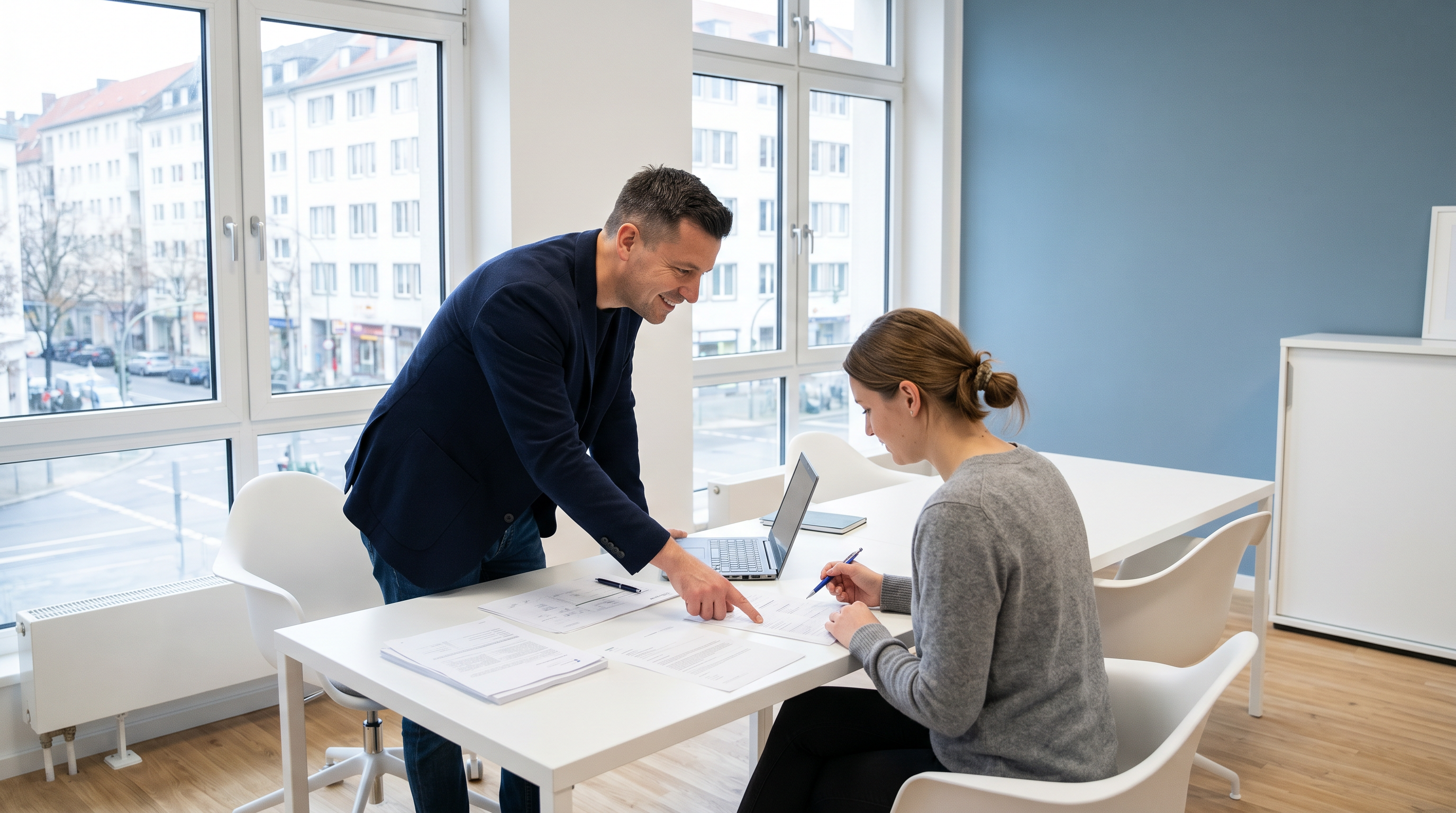 AVGS Coaching Beratungssituation mit Coach und Klient am Laptop