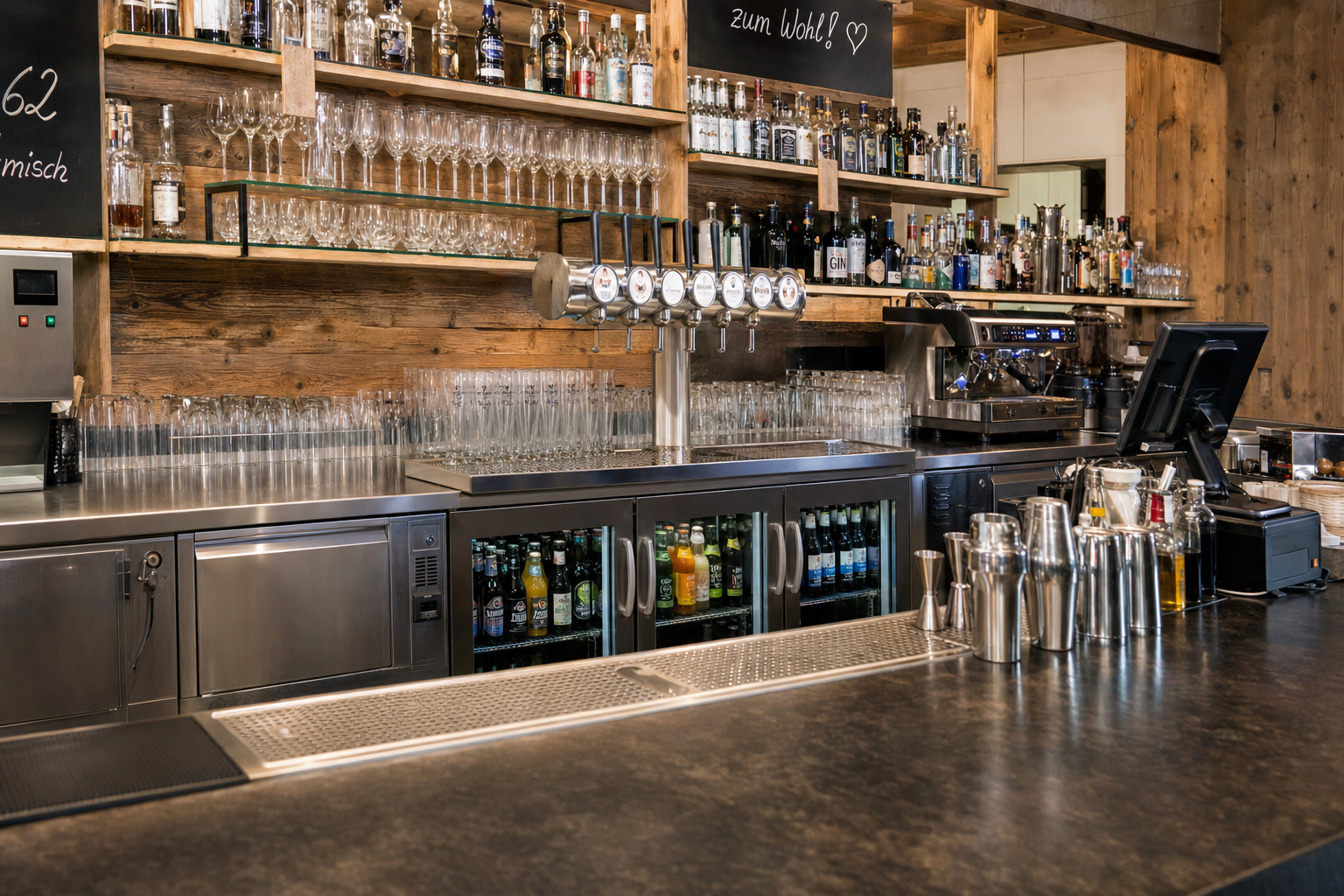 Professionelle Barausstattung mit Zapfanlage, Kühlschränken und Kassensystem in einer deutschen Bar – Barausstattung und Technik