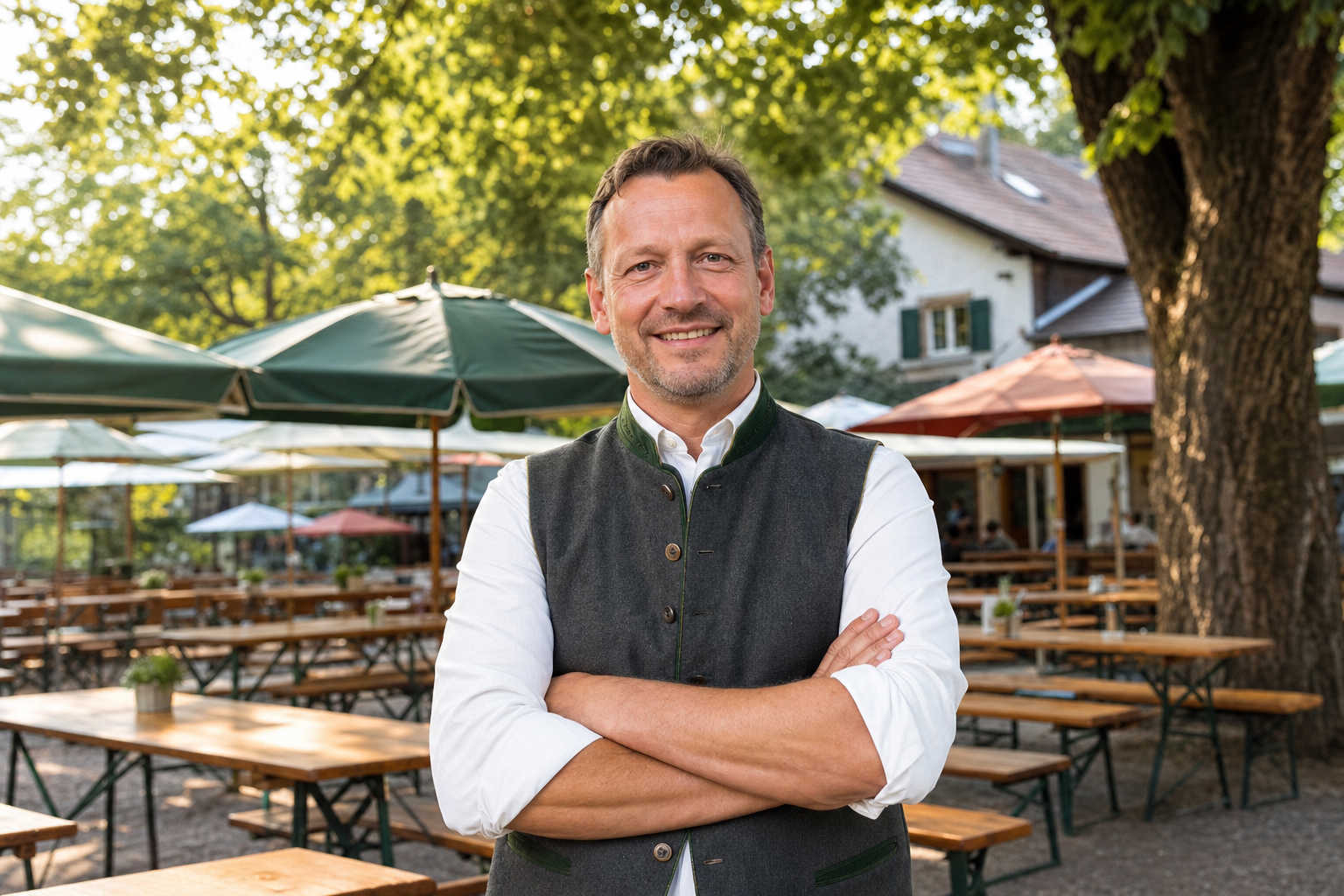 Biergarten-Inhaber steht selbstbewusst vor seinem deutschen Biergarten mit Kastanienbäumen und Biertischgarnituren – Biergarten eröffnen 2026