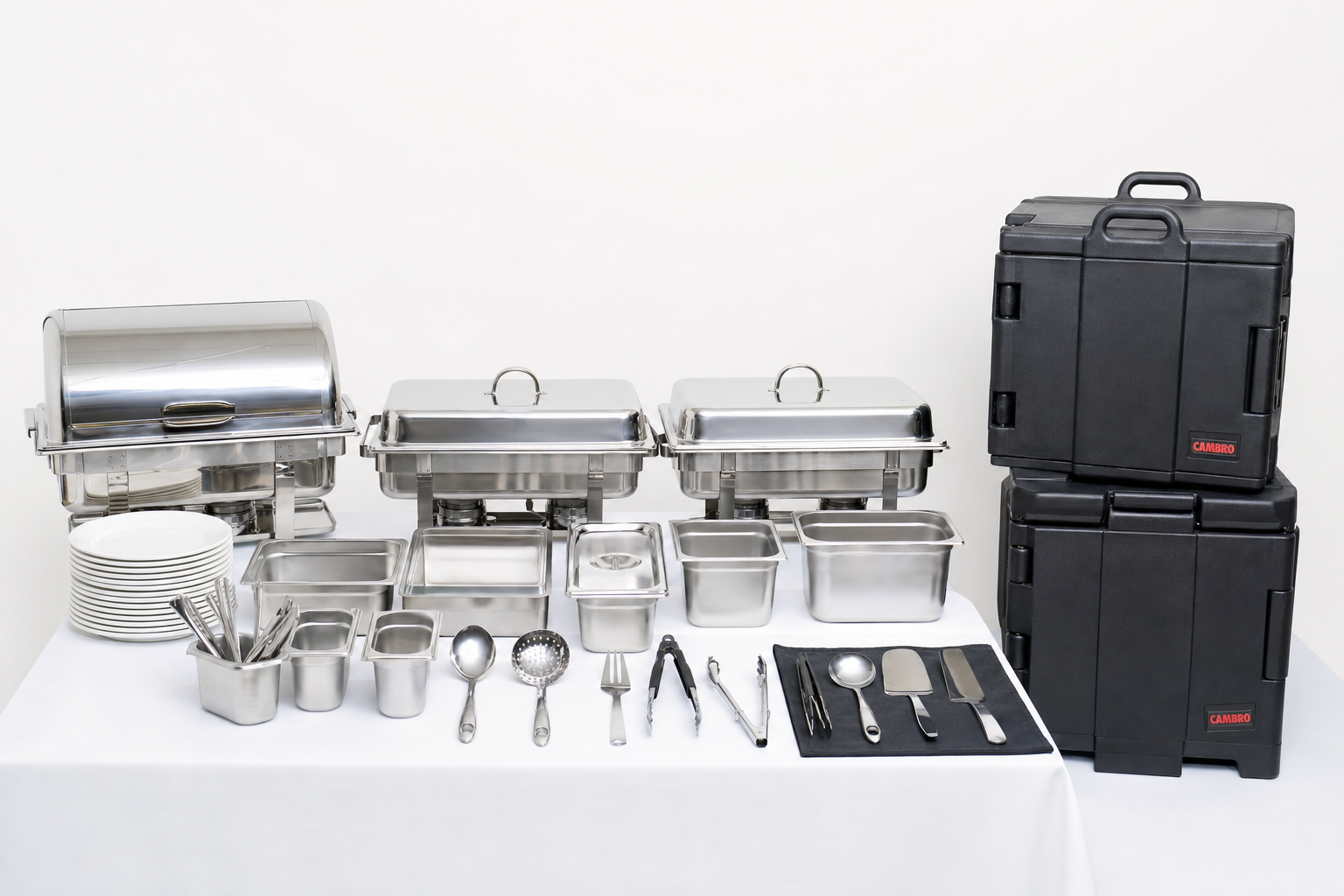 Professionelles Catering-Equipment: Chafing Dishes, GN-Behälter, Thermoboxen und Servierwerkzeug auf einem Tisch – Catering gründen Ausstattung
