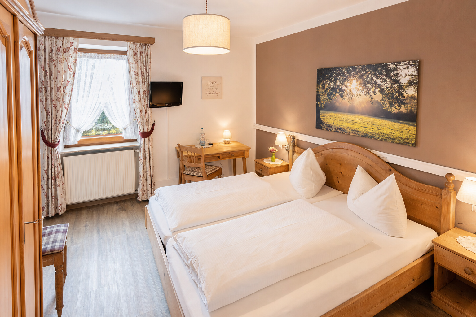 Gemütlich eingerichtetes Pensionszimmer mit Doppelbett, Holzmöbeln und warmer Beleuchtung – Pension Zimmer einrichten