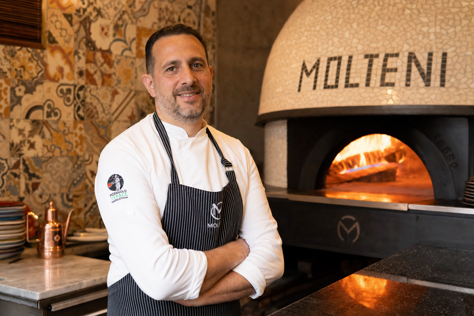 Pizzaiolo steht selbstbewusst vor einem traditionellen Steinofen in einer modernen Pizzeria – Pizzeria eröffnen 2026