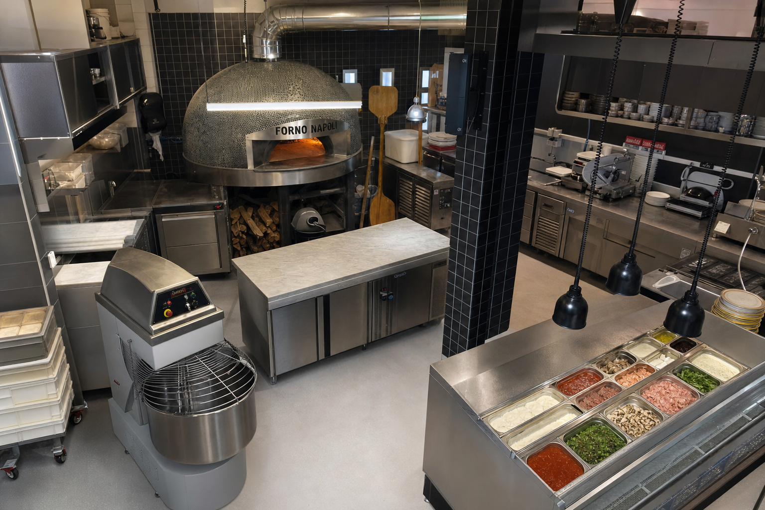 Professionelle Pizzeria-Küche mit Holzofen, Teigknetmaschine, Edelstahltischen und Zutaten-Theke – Pizzeria Küchentechnik