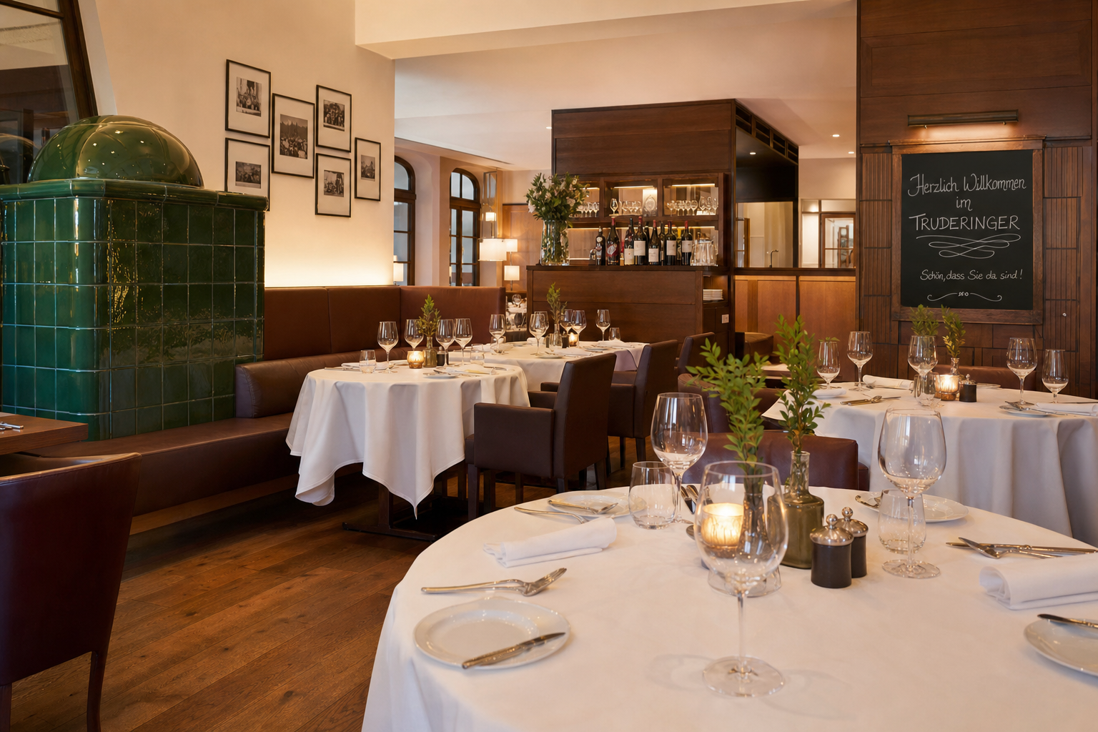 Eleganter Gastraum eines deutschen Restaurants mit gedeckten Tischen, Weingläsern und warmem Kerzenlicht – Restaurant Gastraum
